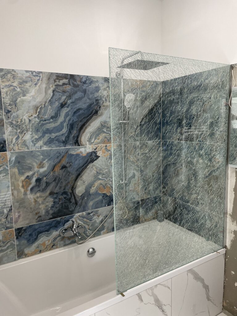 Maßgefertigte Glasdusche in Wien 1020 – Glas Vision